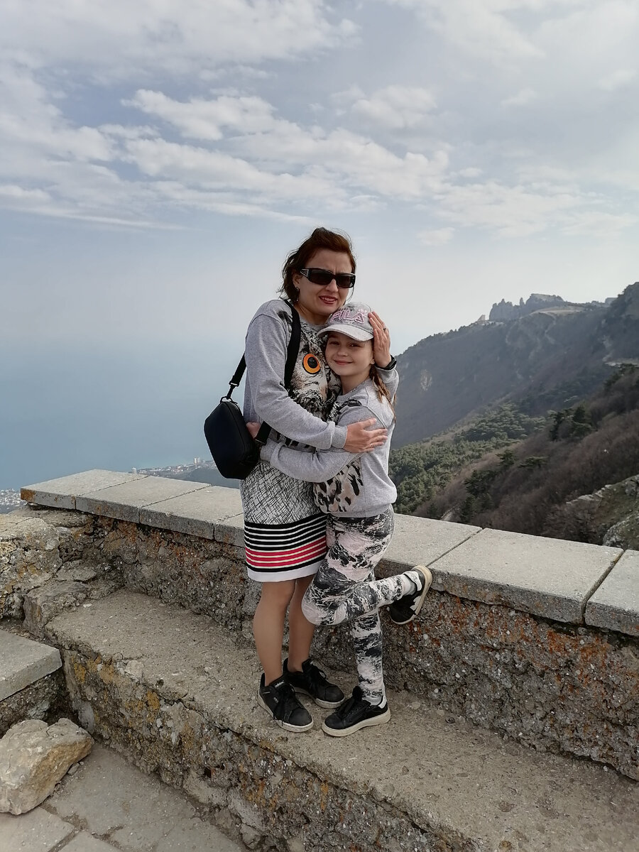 Мы на вершине горы Ай-Петри. Было очень холодно. Поездка получилась спонтанная, поэтому мы так легко одеты. Если бы знали, что поедем туда, то обязательно бы утеплились.