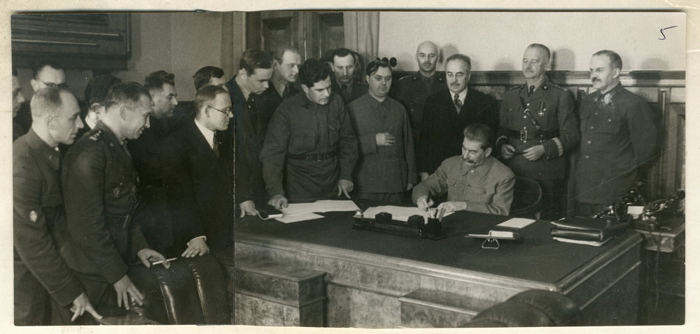 Сталин подписывает очередной Указ, а приближенные радостно наблюдают. Источник: Яндекс.Картинки