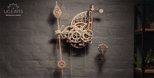 Я нашел эту гифку в интернете. Часы мы еще не собрали, а дракон прям как у нас: никакого монтажа, он реально так двигается. 