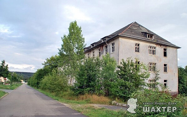 Фото: Борис Яблочков. На третьем этаже располагалась наша противотанковая батарея. Снимок сделан в третьем тысячелетии, казармы ещё стоят. Сейчас на месте войсковой части 35872 построен коттеджный городок.