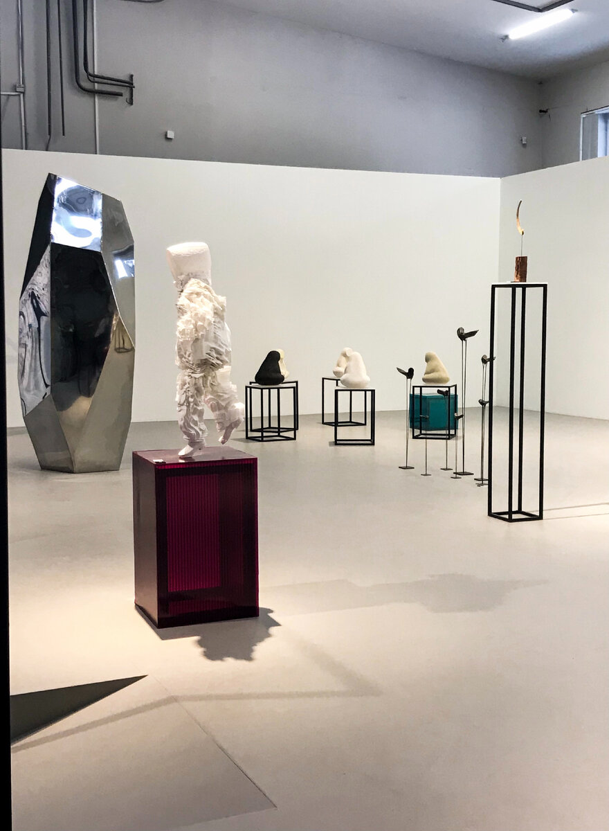 В зале на выставке  в Мастерской Аникушина  "Здесь могло быть выше название"