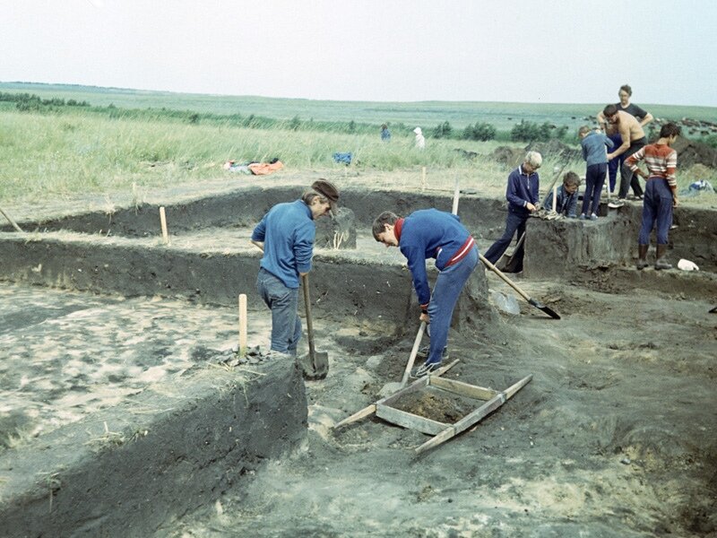 Археологи на раскопе в с.Кизильское. Фото: архив Виноградова Н.Б. 