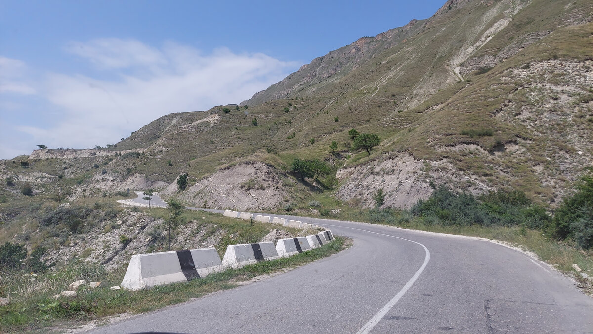В горах Дагестана сломалась машина, остановилась тонированная приора ...
