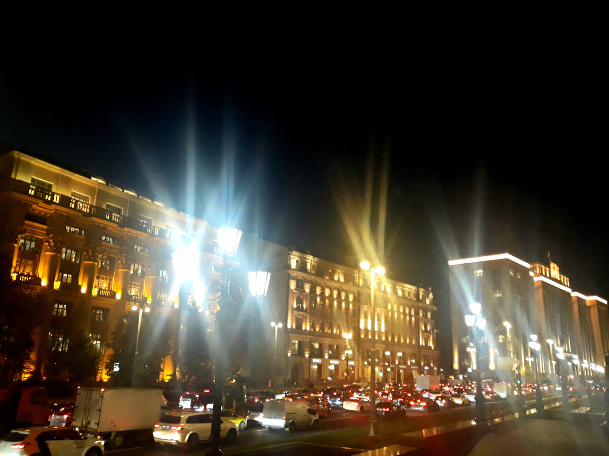 Поток спешащих домой. Москва, осень 2021