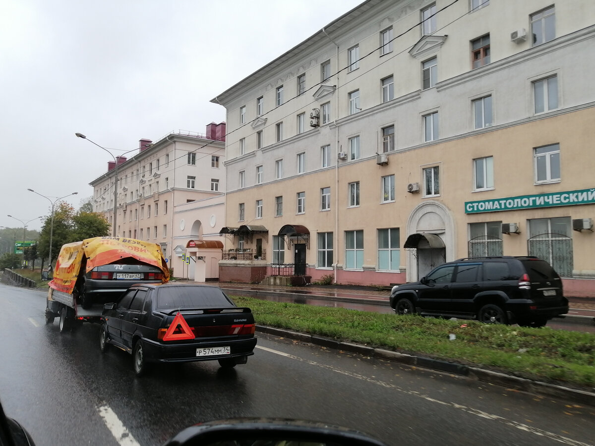 Одна легковая машина в кузове, вторая на жесткой сцепке.