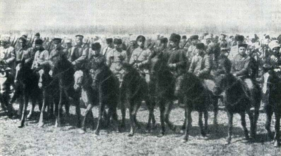 Малые рейдовые группы в стиле старого доброго шевоше – конечно, здорово, но для решения стратегических задач мало. Нужны большие массы конницы – дивизии и армии. 
