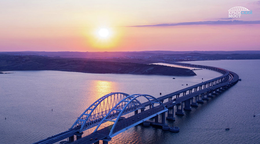 Говорят, что прохождение под Крымским мостом исполняет заветные желания всех участников путешествия