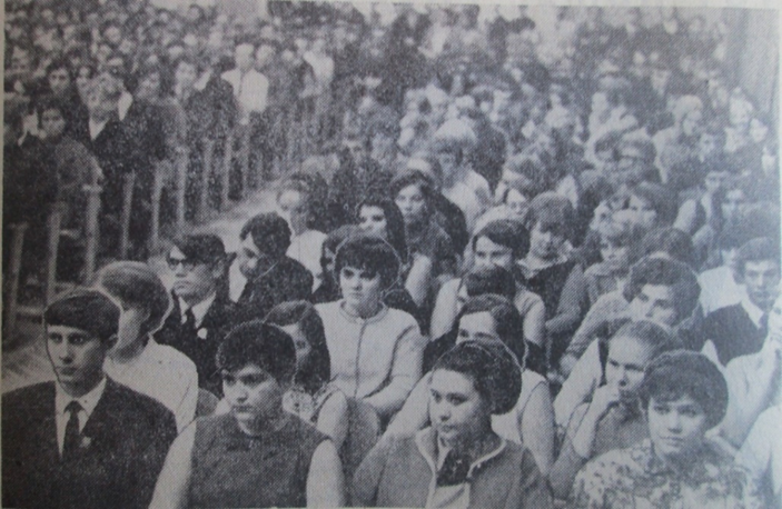 1970 год. Встреча студентов с выпускниками разных лет. На переднем плане можно узнать наших "агрономов", В 3-м ряду (в очках) Л. Егоренков, позади - приятель с зоофака Ражико Чиковани.