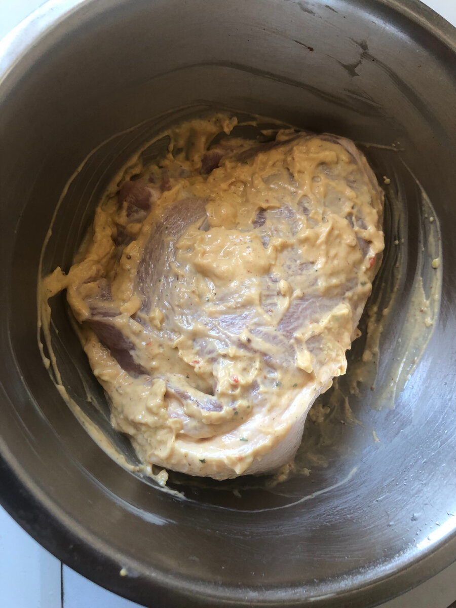 Тщательно натираем маринадом наше мяско, и оставляем на три часа мариноваться!