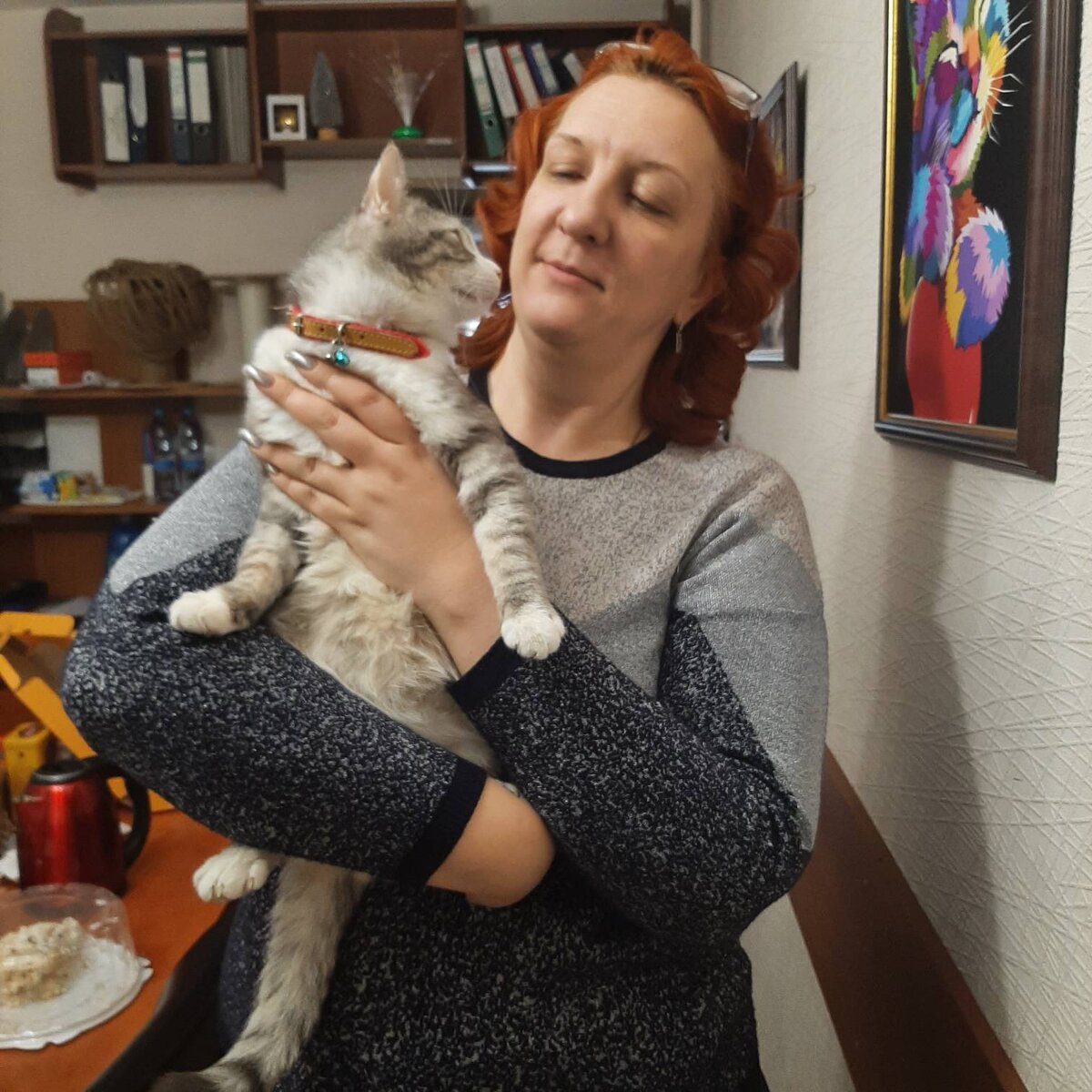 Одна из идеологов КОТИЗМА -ОКСАНА и наш ХРАНИТЕЛЬ офиса ПАРТИЗАН в новом ошейнике