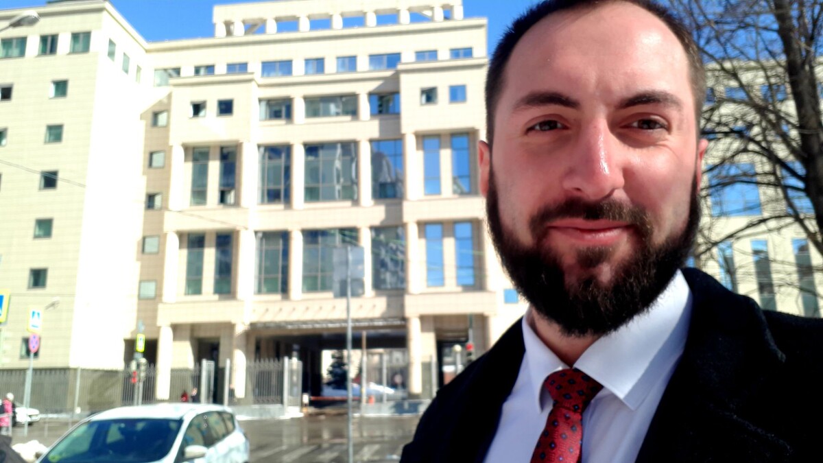 Вадим Погорелов на фоне Мосгорсуда