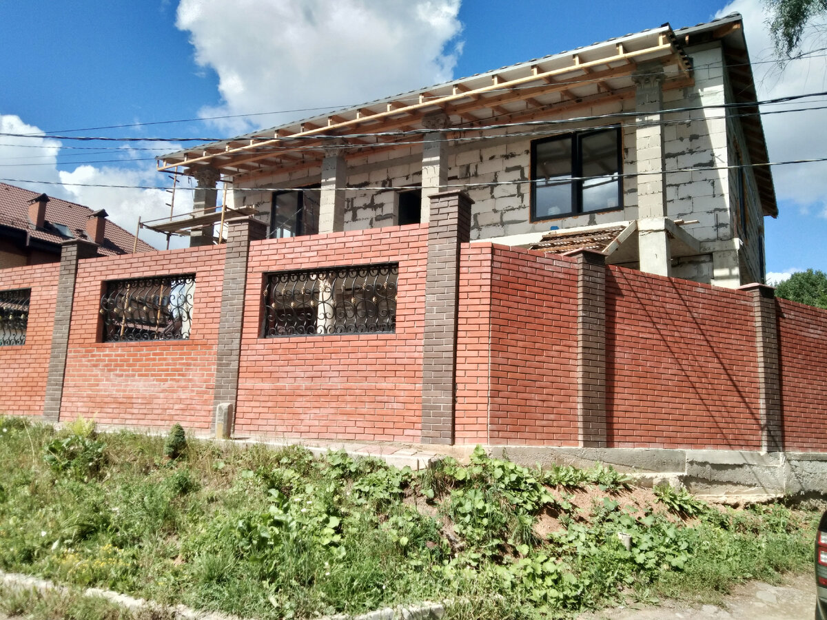 Дом ещё не достроен, а забор добротный уже стоит