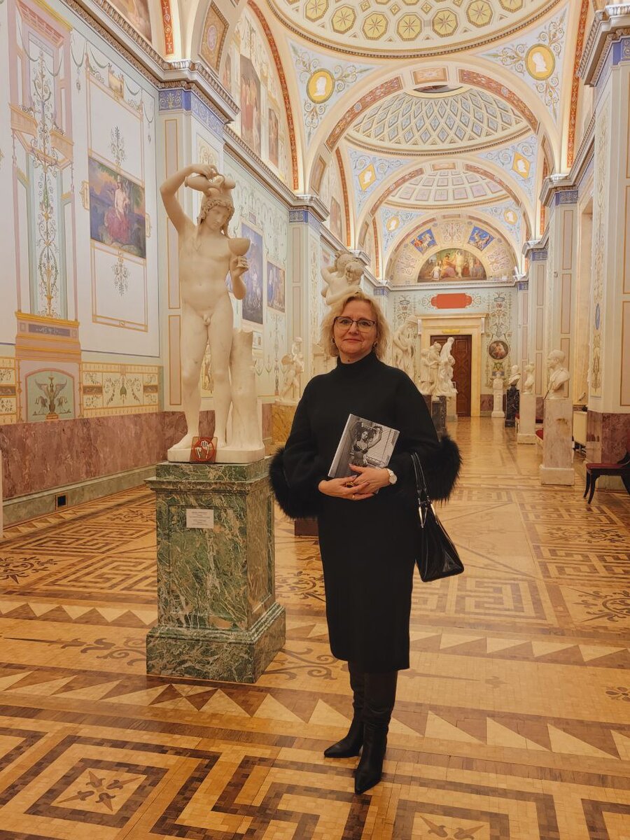 После вечерней (почти ночной) экскурсии по Эрмитажу. Об итальянском искусстве нам рассказывал Аркадий Ипполитов, а потом вручил свою книгу "Рим" с автографом. Скоро напишу и о книге, и об этой экскурсии