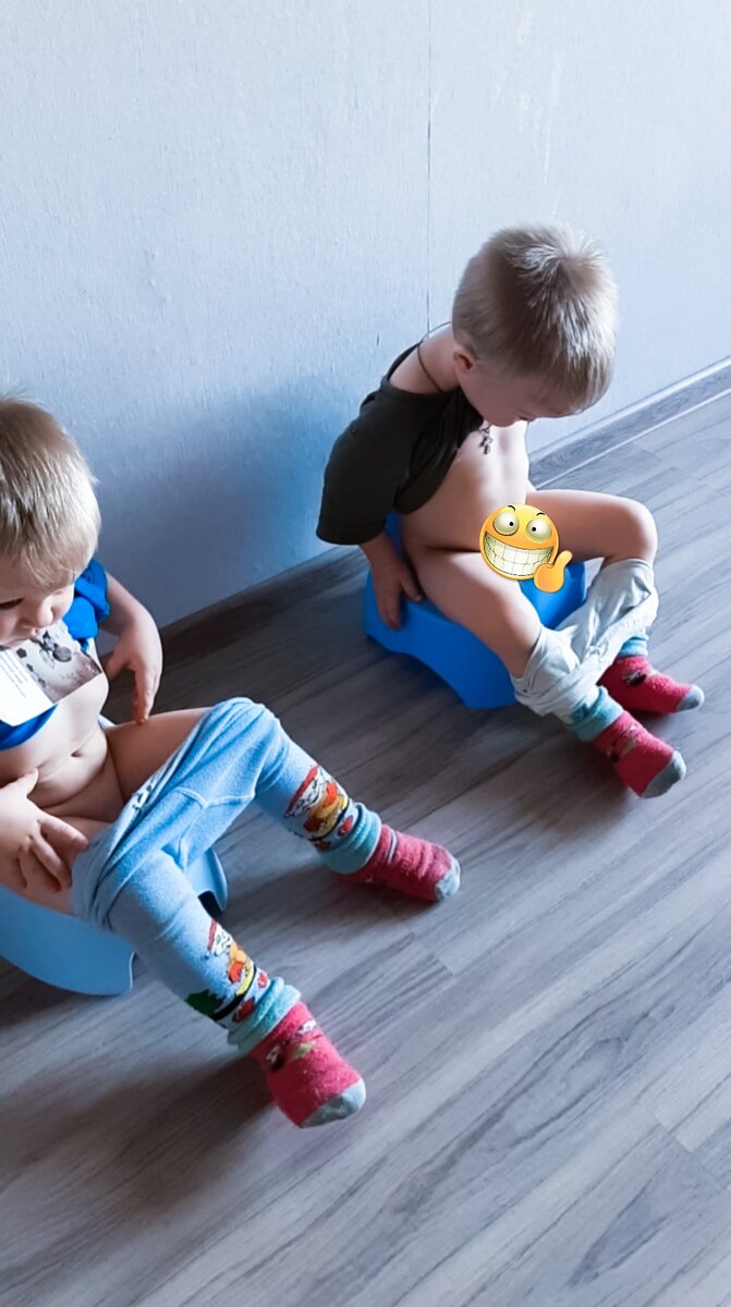 Один носок Владик одел не по фэншую😆