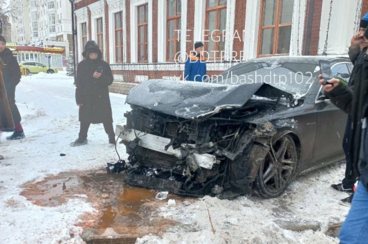    В центре Уфы два мерседеса не поделили перекресток и зацепили автобус