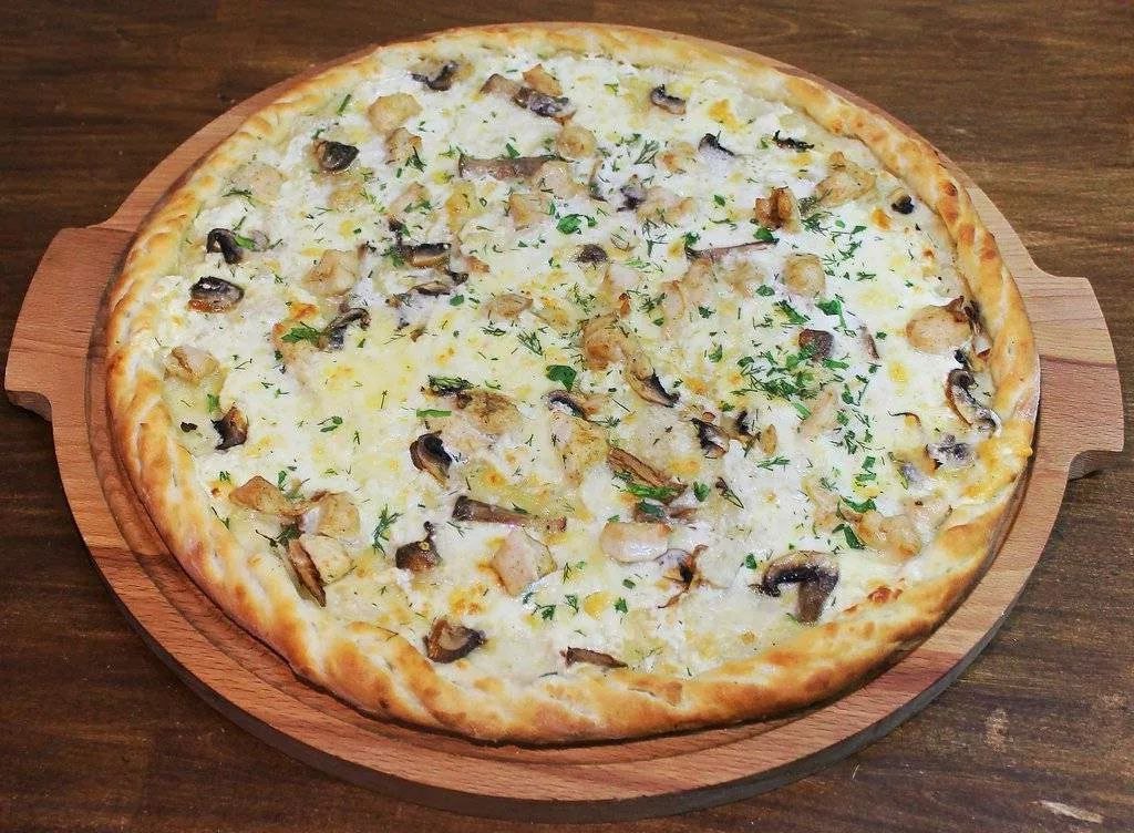 Пицца "Бьянка" с шампиньонами и копчёным куриным филе