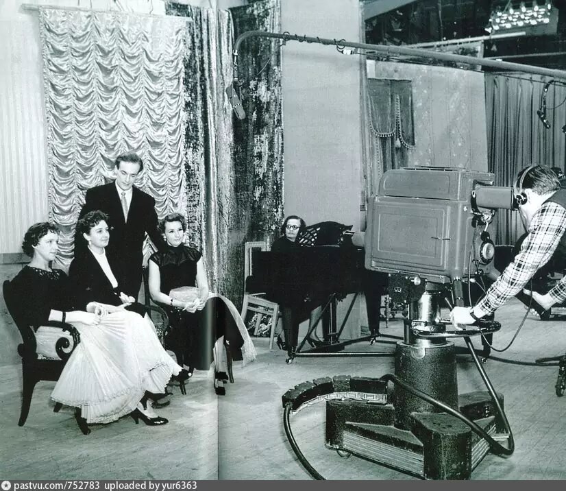 Шаболовка, 1958 г. Дикторы В.М. Леонтьева, А.Н. Шилова, И.Л.Кириллов, Н.В. Кондратова и оператор О.И. Гудков начинают первую передачу из Большой телевизионной студии на Шаболовской. Автор: Б. Янков. Источник: Альбом "Москва в фотографиях 1945-1950-е".