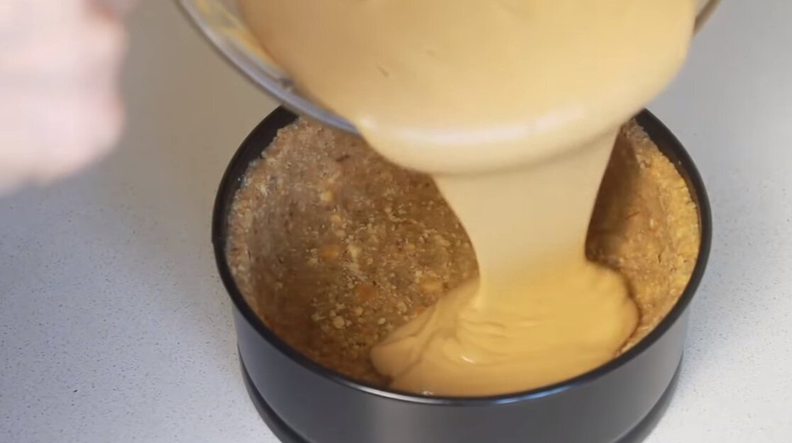 Когда не хочется долго возиться с выпечкой, но душа требует вкусненького к чаю, на помощь приходят вот такие рецепты:) С таким тортиком справится даже ребенок, поэтому обязательно попробуйте его...-6