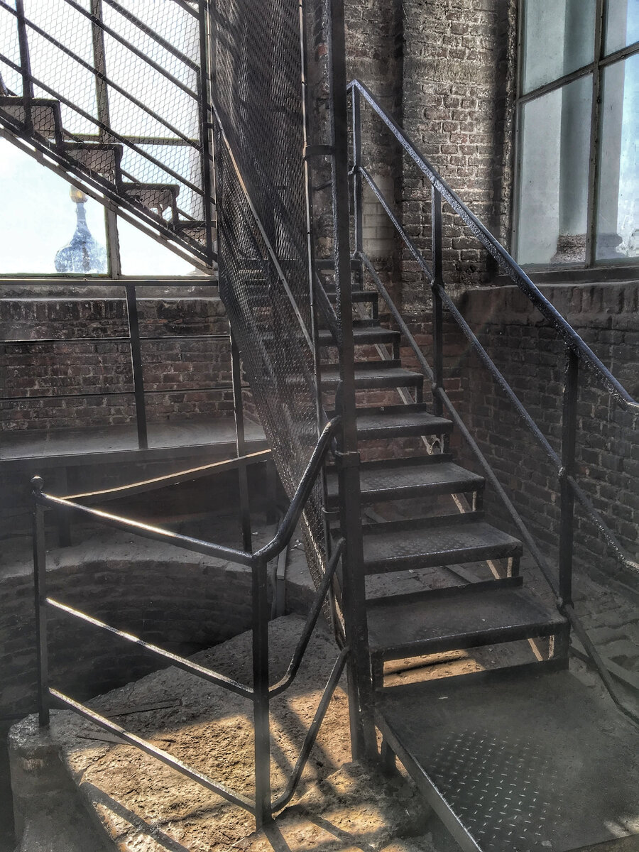 последние ступени, ведущие на смотровую площадку Смольного собора