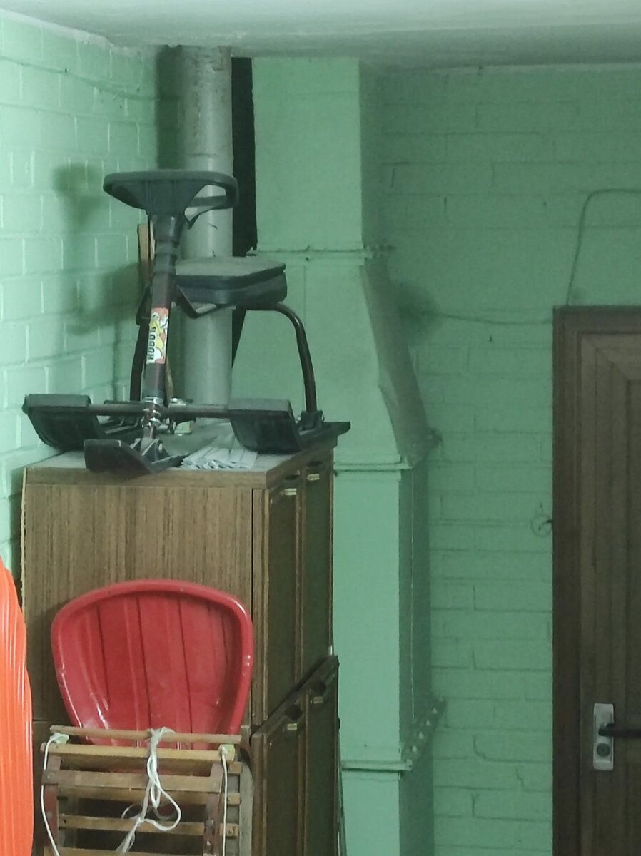 Короб на 10 этаже фотографировали через решетку сверху