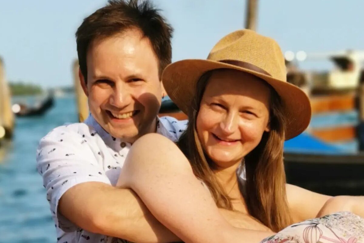     Бывшая жена Максима Матвеева вместе с дочерью и вторым мужем улетела из России в Италию: редкие фото