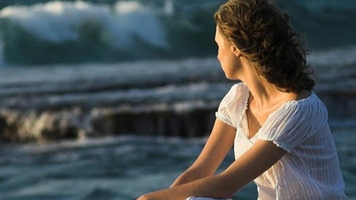 Поведение женщины выдает ее с головой. Фото: new-freepik.ru