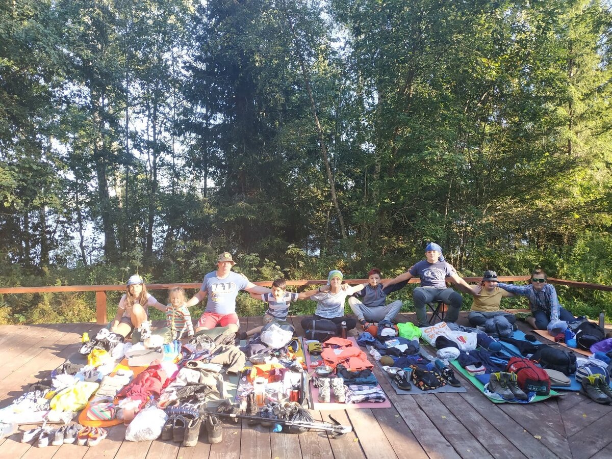 У каждого личное и групповое снаряжение выложено на пенку