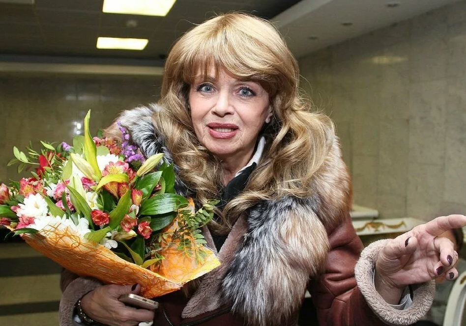 76-летняя Елена Преснякова. Вставные зубы, вечный парик и как певицавыглядит без макияжа