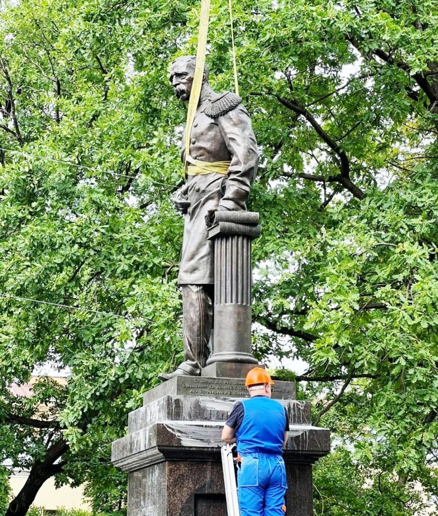 Монтаж воссозданного памятника