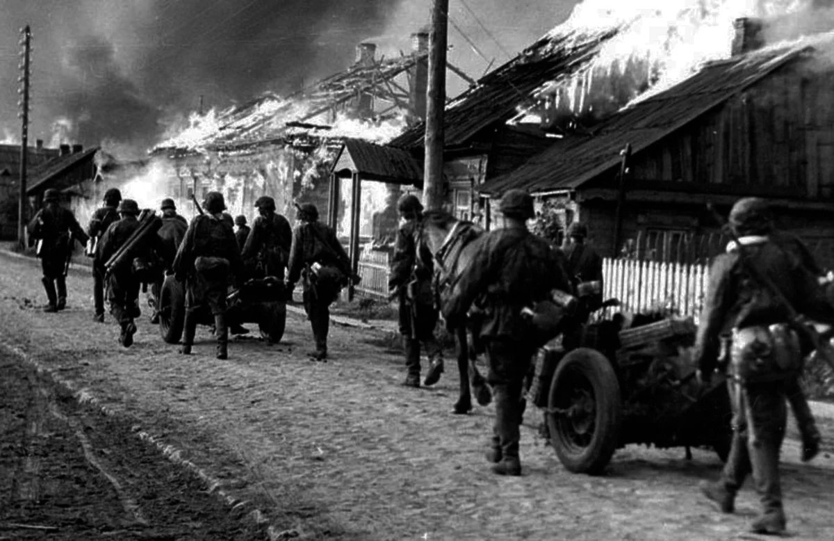 Когда началась оккупация. 1941 Год Смоленская деревня оккупация. Краснодар война 1941-1945 оккупация. Деревни в Германии 1941 1943. Немцы Строй 1941 1943.