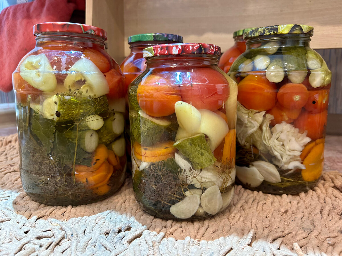 Фото автора. Откроешь зимой баночку, а там, ну настоящий "огород", овощное ассорти на зиму и съедается с удовольствием: готовлю по маминому рецепту