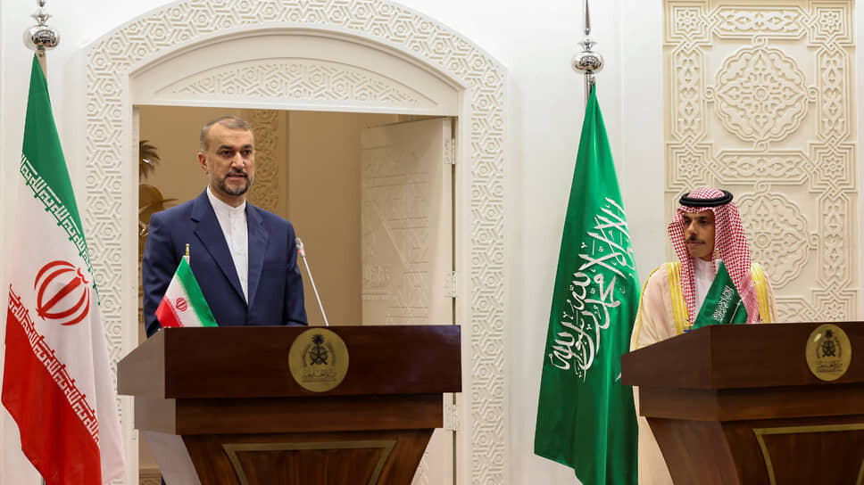 Фото: Ahmed Yosri / Reuters📷Главы МИД Ирана и Саудовской Аравии Хосейн Амир-Абдоллахиан (слева) и Фейсал бен Фархан уверены, что странам региона давно пора обсудить накопившиеся проблемы в сфере безопасности