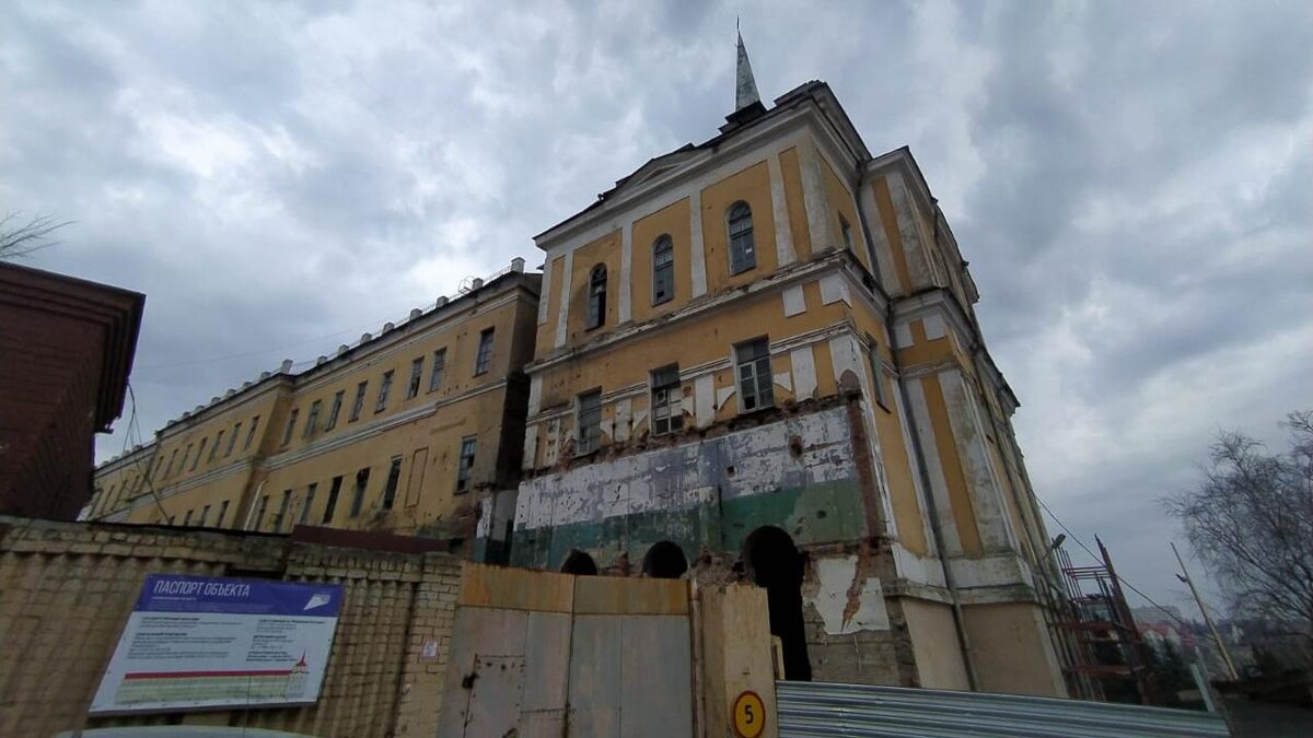    Курянам предлагают выбрать, как будет выглядеть флюгер на здании мужской гимназии