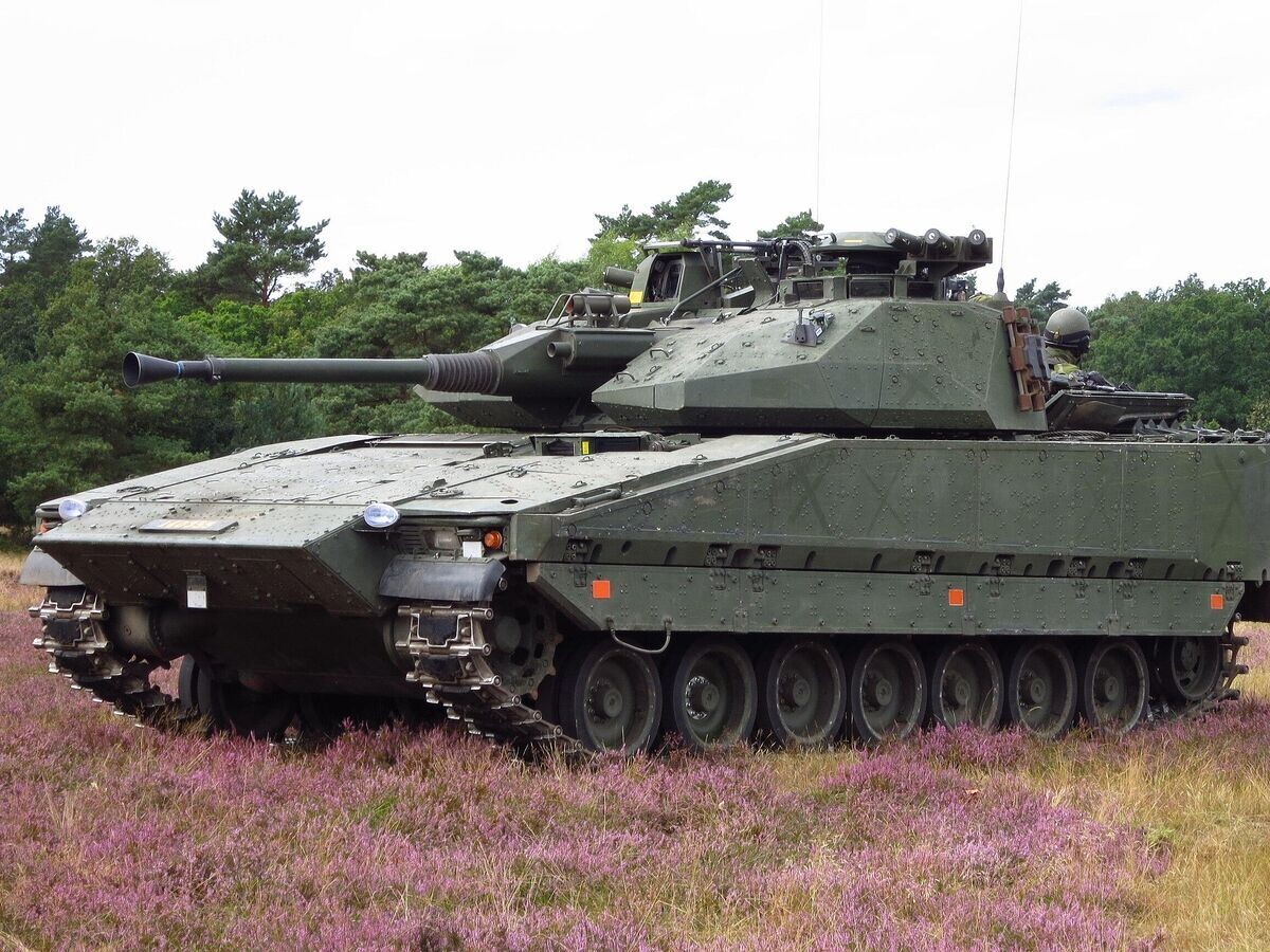   Шведская боевая машина пехоты CV90CC BY-SA 3.0 / Jorchr / Stridsfordon 90