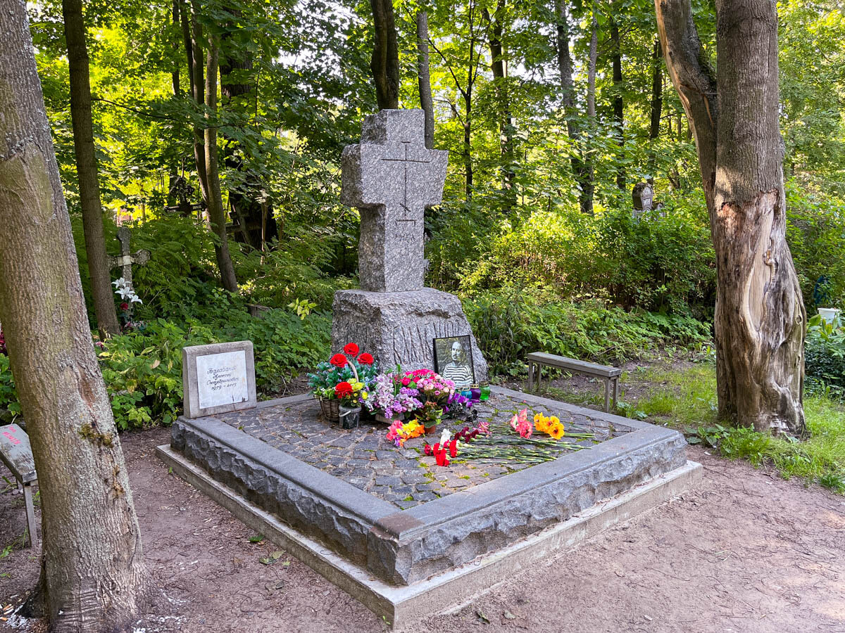 Алексей полуян могила фото Как сложились последние дни Алексея Балабанова. И как выглядит его скромная моги