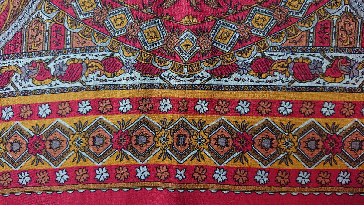 Фрагмент павловопосадского шарфа Турандот. Фото автора