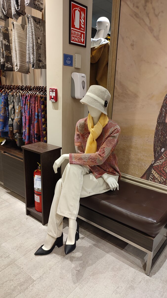 Магазин изделий из альпаки в аэропорте