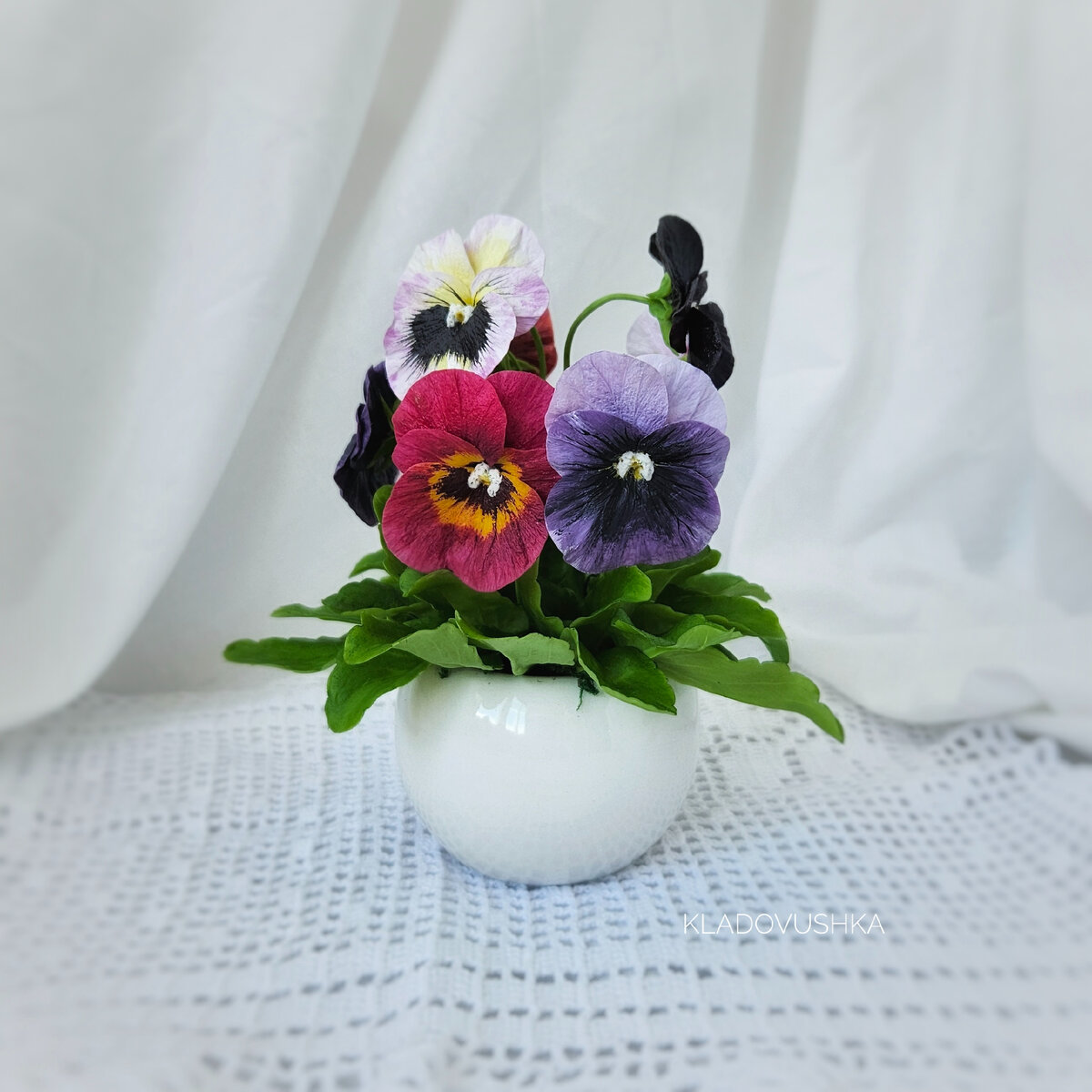 Анютины глазки из холодного фарфора. Работа Марии Картавых. Фото автора