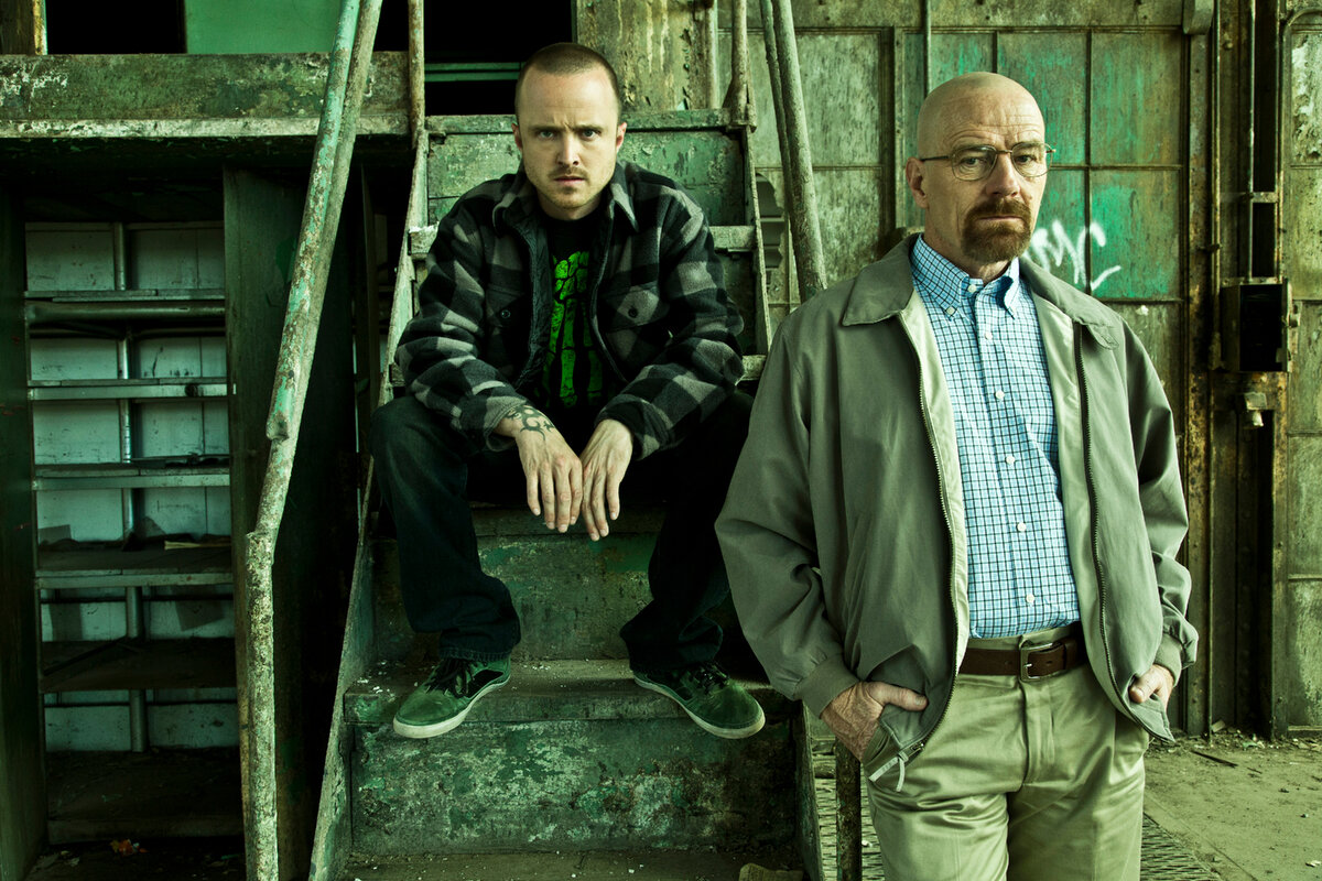 Сериал "Во все тяжкие" рассказывает о жизни Вальтера Уайта, среднего школьного учителя химии, который после диагностирования рака решает начать производство и продажу наркотиков, чтобы заработать деньги на лечение и обеспечить будущее своей семьи. Вместе с бывшим учеником Джесси Пинкманом они становятся партнерами и создают лабораторию по производству метамфетамина. 