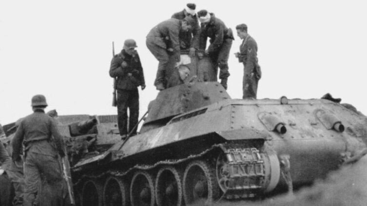    Взятие в плен советского танкиста после танкового тарана. Бои в районе Калинина. Октябрь 1941 г. Обе боевые машины вышли из строя. Экипаж был взят в плен, информации о его дальнейшей судьбе нет Фото: waralbum.ru