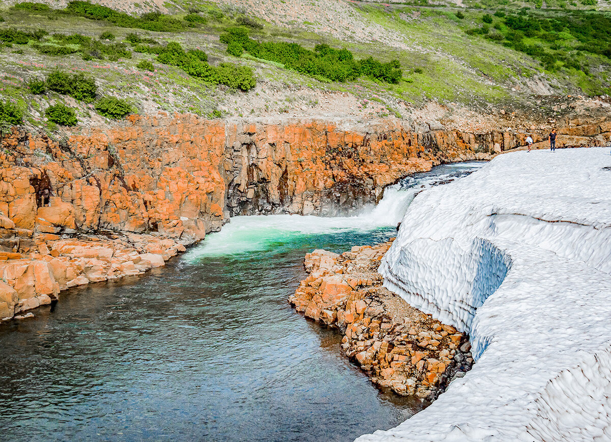 Обратите внимание на дальний правый угол. Это люди на вершине наледи. Павел Кузьмичев