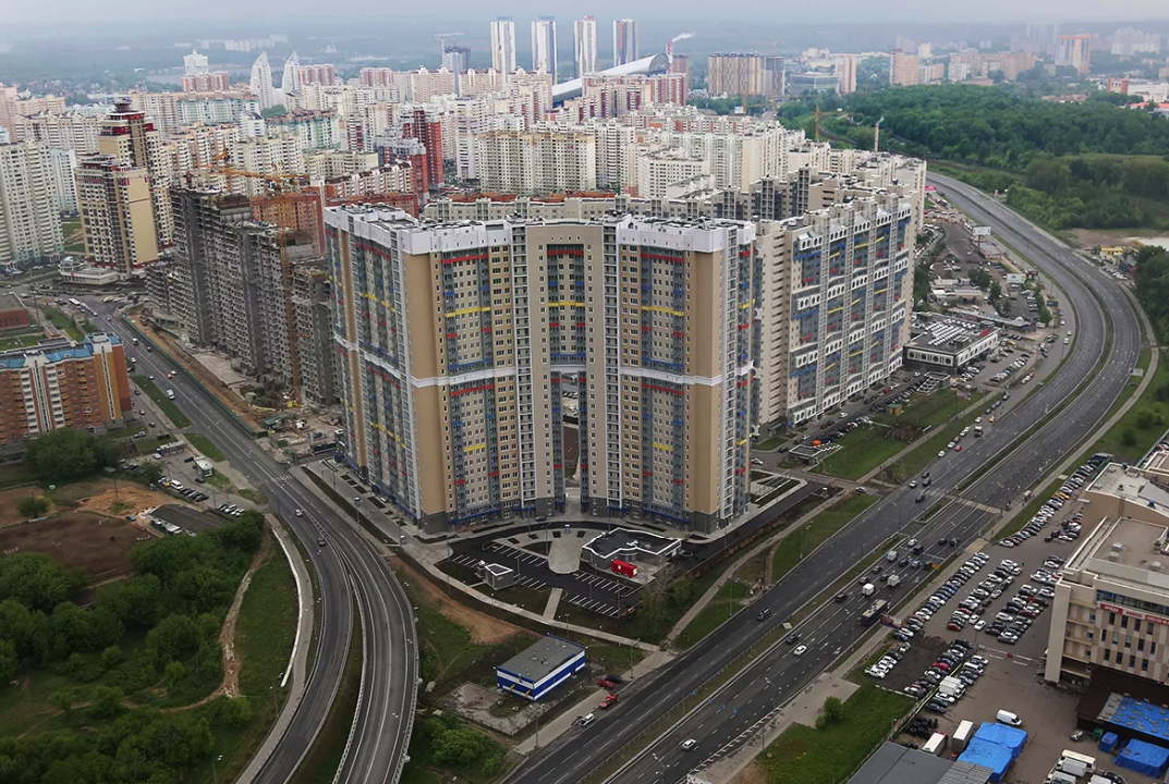 Жк мосфильмовский монарх. Квартиры в москве мкад новостройки. Новостройки в москве в пределах мкад. Жк сигнальный 16. Жилые комплексы в москве за мкадом.