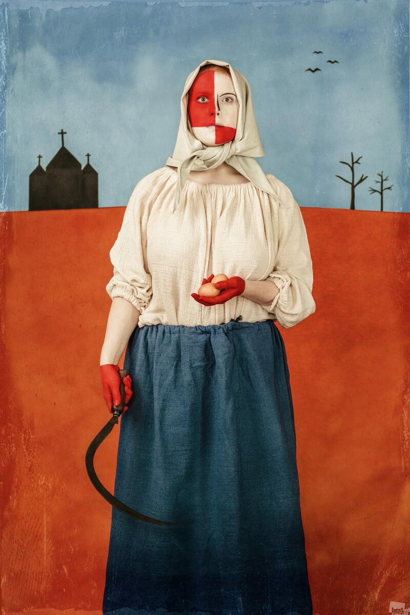 Тяжелый случай, огнестрел. Однако это с полной уверенностью можно назвать расстрелом.  Стоя в больничном коридоре я наблюдал как люди в белых халатах быстро толкают каталку с окровавленным телом мужчины, в сторону операционной.
 - Сколько ей лет? Раздался голос за спиной.
 - Это не она, а он. -34. 
- Я не про мужика, а про бабу, которая шмаляла. 
- 48…
- Вот, что несутся, долбаебы, да там живого места нет, он же уже считай покойник, лучше бы занимались живыми.
- Много ты знаешь, -фыркнул я, пока есть возможность, -надо бороться.
- А сам то он чего не боролся пока жил? 
 Я повернулся назад, но никого не увидел, однако могу поклясться, что голос был более чем реальным. 
Меня почему-то не удивлял и тот факт, что я в деталях знал все про этого кровавого мужика, кем работает, как живет, знал даже то, что 20 минут назад в него, высадили обойму Glock 17. Знал, что стреляла брошенная им барышня. 
- Хотел же пожить нормально
И тут меня осенило, -Я хотел пожить нормально, я, это я на каталке, весь в крови. Расталкивая больных и персонал больницы, я помчался в след за своим телом, однако ноги были тяжелые, а в глазах темнело, полный мрак. От кошмара, я вскочил раньше будильника. За окном было еще темно, но балтийские чайки, которых в Курортном районе Питера в избытке уже надрывали свои глотки. 
…
В 2006 году мой приятель Дэвид, предложил мне снятся в его фильме для дипломной работы, он тогда заканчивал институт культуры и искусств, в простонародье «кулёк». 
Это был даже не фильм, а киноспектакль, ремейк английского шоу монти пайтон.
Если кратко, то суть его заключалась в обмене душ грешников на годы жизни одной героини. 
Девушку, которая ее играла, звали Даша. 
Она, была замечательной во всех отношениях, красивая умная добрая, с шикарными кудрявыми волосами, как у героини Шарлиз Терон, из Адвоката дьявола, в общем полный комплект, джек-пот, ну мне тогда так казалось, я буквально влюбился в нее, но каково было мое изумление, когда после слова мотор она с невероятной легкостью перевоплотилась в абсолютную тварь, -подлую и жестокую. Я не мог поверить глазам, что это мой ангел Даша. 
 Может секрет и был в том, что она не перевоплощалась, а просто это мастерски скрывала. Грелась как змея на солнышке никого не трогая, а когда «захотела есть» проявила себя истинную. Но самое страшное заключалось в том, что это меня не отпугнуло, а напротив, усилило мое влечение. Я был готов буквально на все ради того, что сидеть как цербер у нее в коленях, кормится с рук и зализывать ее червоточины, кишащие паразитами. По сути она сама была паразитом. Блядство, драки, шантаж, в стиле, -делай как говорят или иди на хуй. В общем, - не любви, не поддержки, не жалости, и да, блядь, меня это устраивало.  
Кино отсняли. А я, как таскался к ней через весь город, так и продолжал таскаться, худой студент, в одежде из секонд-хенда, изображающий того, кем не являлся по сути в свои прыщавые 19 лет. 
Человек с горой кредитов, не будет покупать акции, ведь сомнительная прибыль не отобьёт процент долга. Я же делал это со своей жизнью, с голой жопой влезая в любые авантюры ради нее, и еще больше погружался на дно. 
2022…
Холод чугунной ванны, в которой я себя обнаружил, привел меня в чувства, но сразу вспомнить, что произошло накануне мне не удалось, в этом мне помогли остатки кокаина, слипшегося белыми комьями в носу.
Весь нос был забит им. Во сне я, наверное, дышал ртом. Странно, что вообще уснул.
Я засовываю палец в нос, -вытаскиваю и облизываю его, повторяю несколько раз, а после делаю резкий вдох, и он залетает в глотку, левая часть которой начинает привычно неметь. 
Через некоторое время воспоминания, о том почему я там, где я есть, и тот, кто я есть, - начинают возвращаться, однако я не тороплюсь их впускать, голова не болит и мне нравится парить в невесомости.
Придя в себя окончательно, я уже стоя перед зеркалом, с зубной щеткой во рту, вспоминаю, что опять поссорился с девушкой. С нормальной, домашней, красивой девчонкой. Я сам все порчу, специально, потому что она нормальная, а я не заслуживаю отношаться с нормальными. Хуйня какая то, - да!? И я вот думаю, что хуйня, а по-другому думать и жить не умею, - Пизду мне подавайте, злую и старую. 
Даша давным-давно превратилась в воспоминание. Но такие отношения, как наркотик, провалился в пропасть, и летишь. Пожираешь себя как урабарос. Моему свободному падению скоро пойдет третий десяток. Или я все-таки почувствую, что-то твердое под ногами? главное, чтоб не сплющило.

