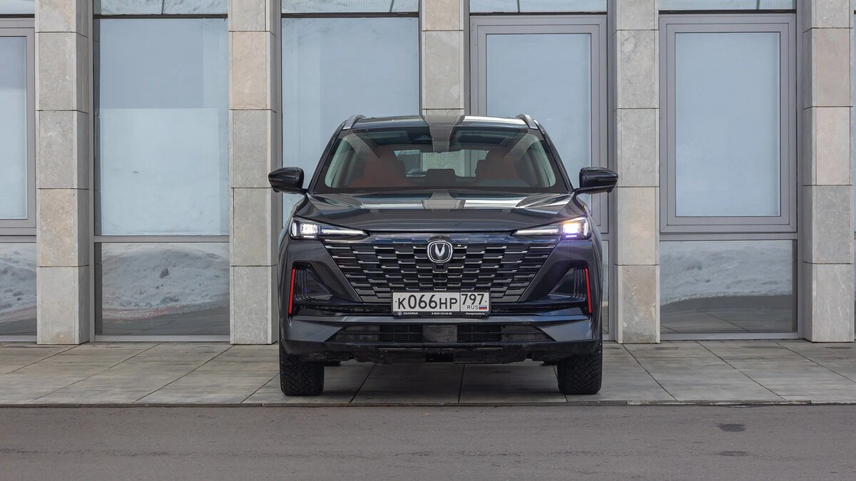 Палитру Changan CS55Plus формируют пять цветов, включая сочный «Искрящийся красный»