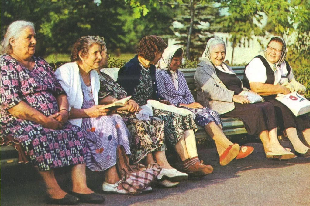 Бабушки на лавочках