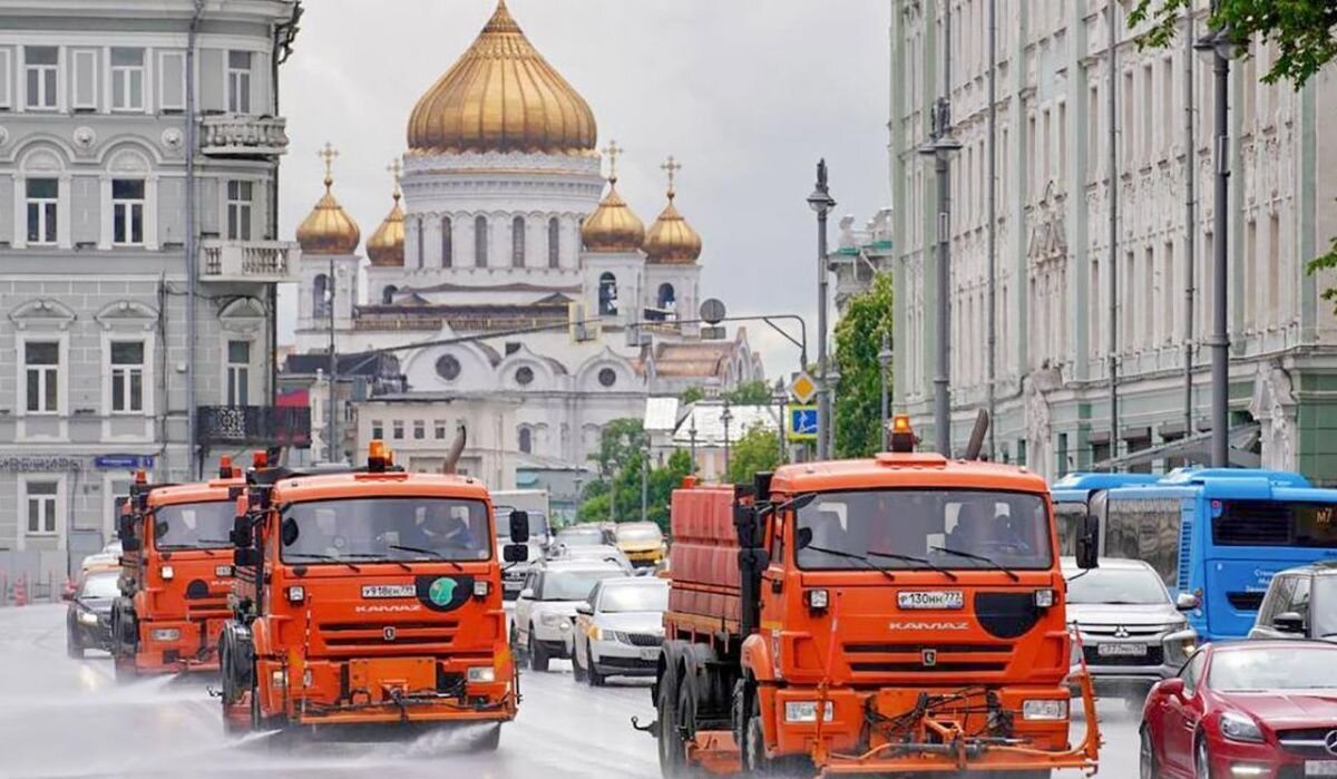     Дорожные службы поливают улицы Москвы. Источник: mos.ru Автор фото: Пресс-служба Мэра и Правительства Москвы