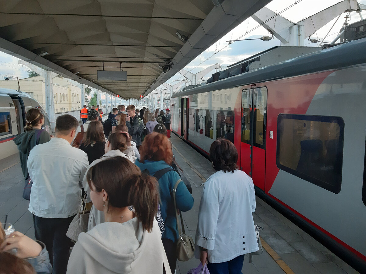 Очередь на посадку в "Ласточку" на Ленинградском вокзале