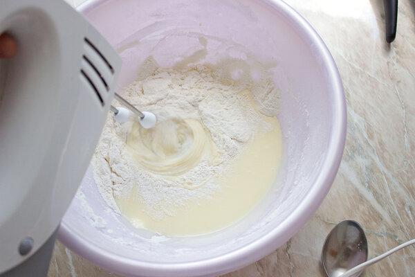 Смесь сгущенки и масла, взбитая миксером