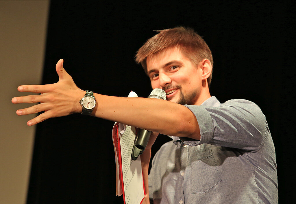 "Эй, смотри сюда, а не в телефон!" 