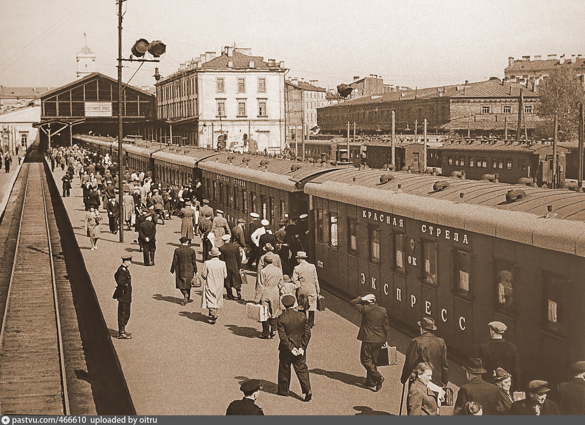 Вокзал мурманск прибытие поездов. Московский вокзал Ленинград 1930-е. Московский вокзал в Ленинграде в 1980 году. Московский вокзал Ленинград. Московский вокзал Ленинград 1932.